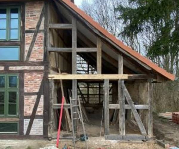 Frontalansicht der Sanierung eines historischen Fachwerkhauses mit offenem Fachwerk – eine Referenz der Zimmerei Brandt, Spezialist für Fachwerksanierung.