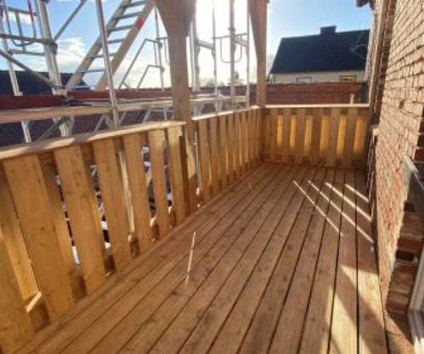 Innenansicht Holz-Balkon in traditioneller Bauweise – handgefertigt von der Zimmerei Brandt, Meisterbetrieb für Holzbau in Wolfsburg und Umgebung.