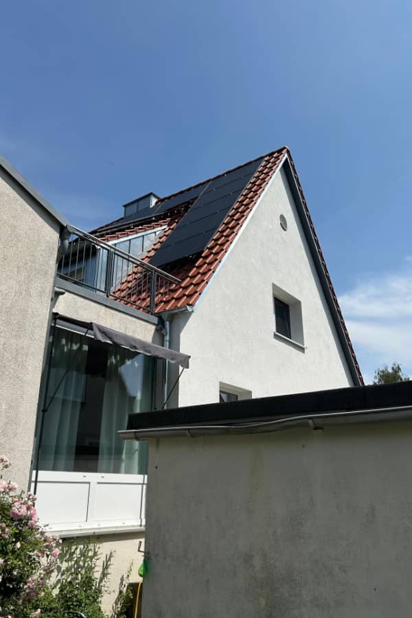 Dachsanierung einer Doppelhaushälfte mit integrierter Photovoltaikanlage und erneuerter Dacheindeckung aus Tonziegeln