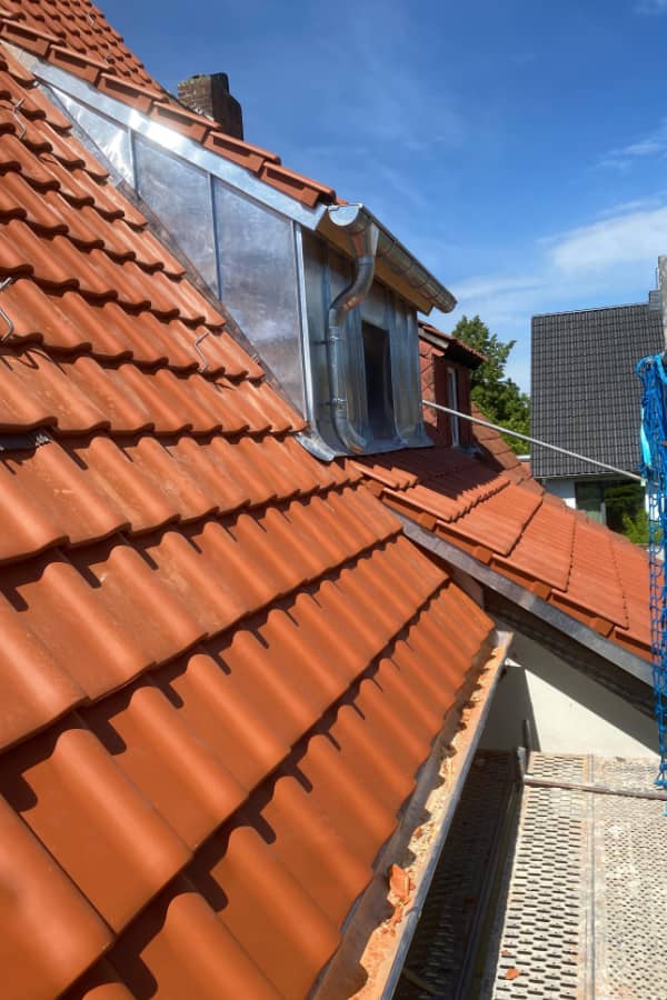 Seitliche Ansicht einer Dachgaube mit hochwertiger Blechverkleidung und präzisen Spenglerarbeiten im Rahmen einer Dachsanierung