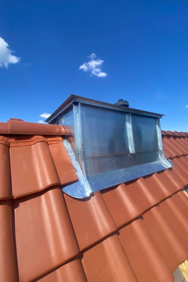 Spenglerarbeiten an einer Dachgaube mit passgenauer Metallverkleidung und sauberem Übergang zu den Dachziegeln bei einer Dachsanierung