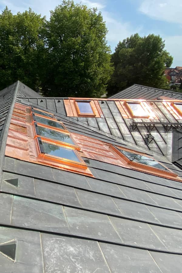 Velux-Dachflächenfenster in einem denkmalgeschützten Kupferdach mit präzise ausgeführten Kupferanschlüssen