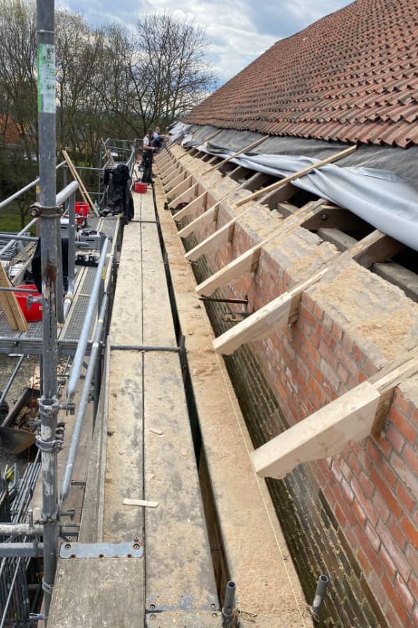 Sparrenreparatur an einem denkmalgeschützten Gebäude mit traditioneller Zapfenverbindung und Holznägeln