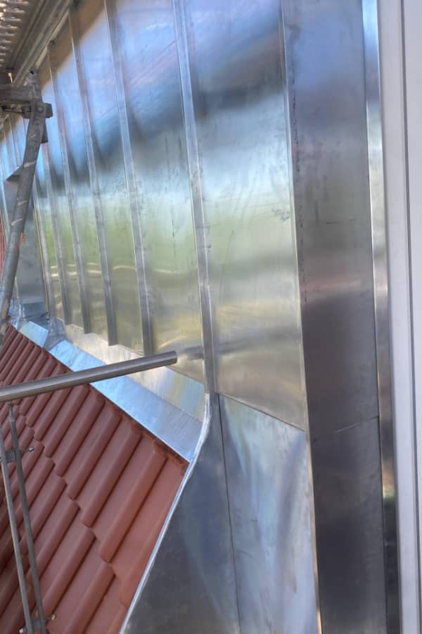Hochwertige Spenglerarbeiten an der Dachfläche mit langlebiger Metallverkleidung und präziser Ausführung durch die Zimmerei