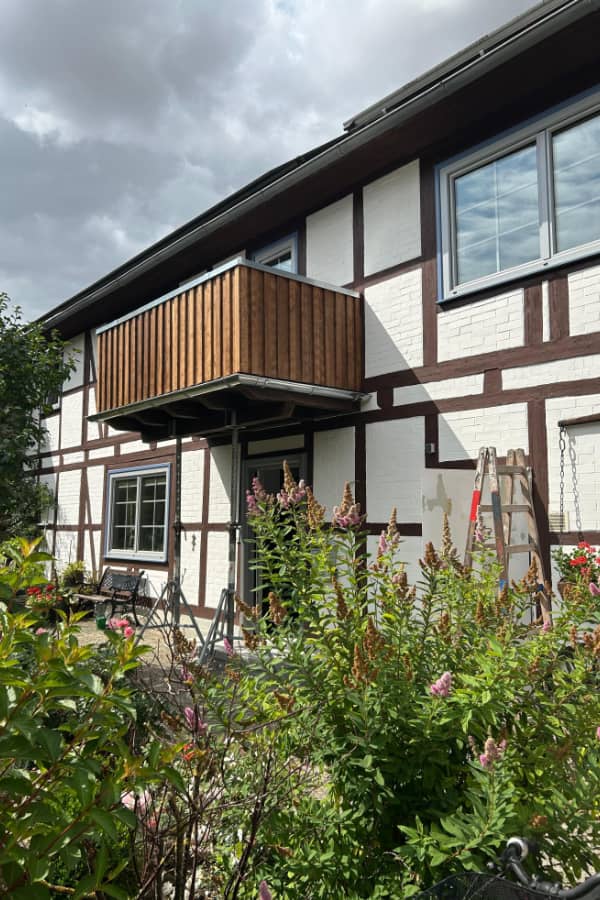 Fertig montierter, vorgefertigter Holz-Balkon an einem Fachwerkhaus mit passgenauer Ausführung
