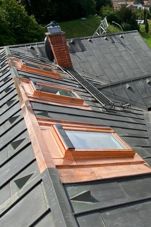 Austausch von Velux-Dachfenstern in einem Kupferdach unter Denkmalschutz mit handwerklich sauberen Übergängen