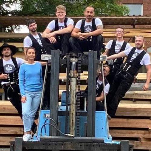 Das Team der Zimmerei Brandt steht auf einem Gabelstapler